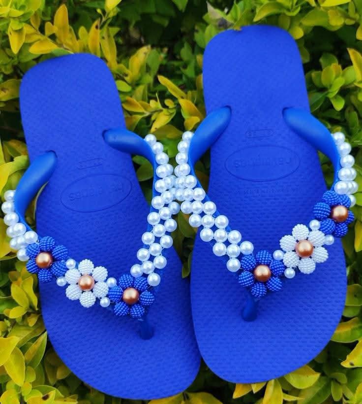 Chinelo azul com pérolas e flores