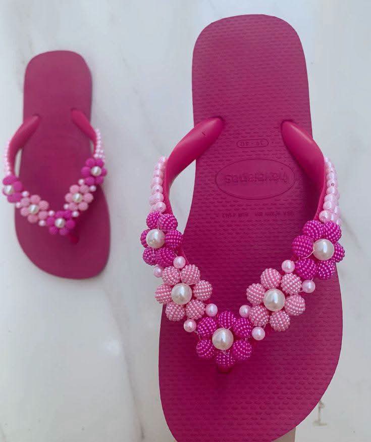 Chinelo rosa com flores de miçanga