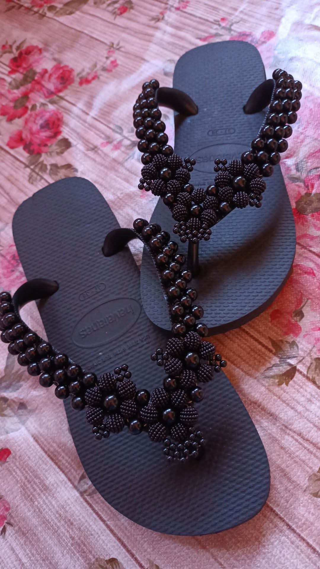 Chinelo preto com miçangas pretas