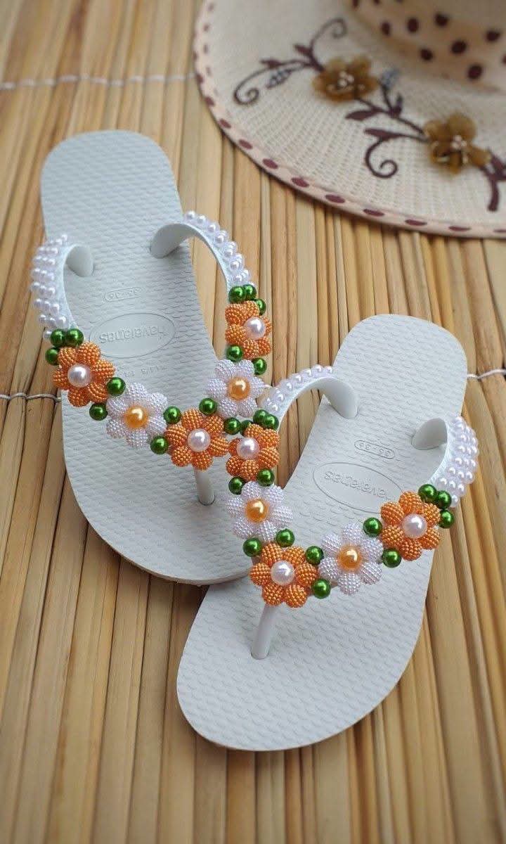 Chinelo branco com flores laranja e brancas