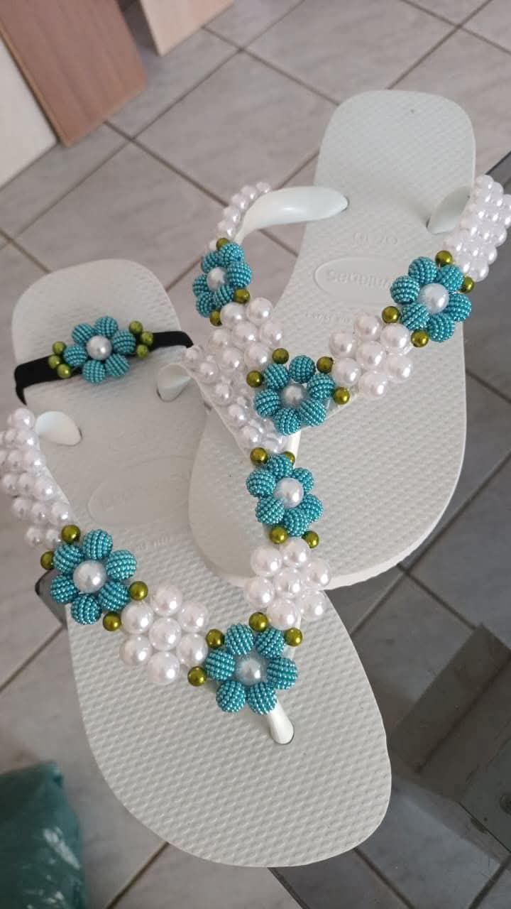 Chinelo branco com flores azul-turquesa