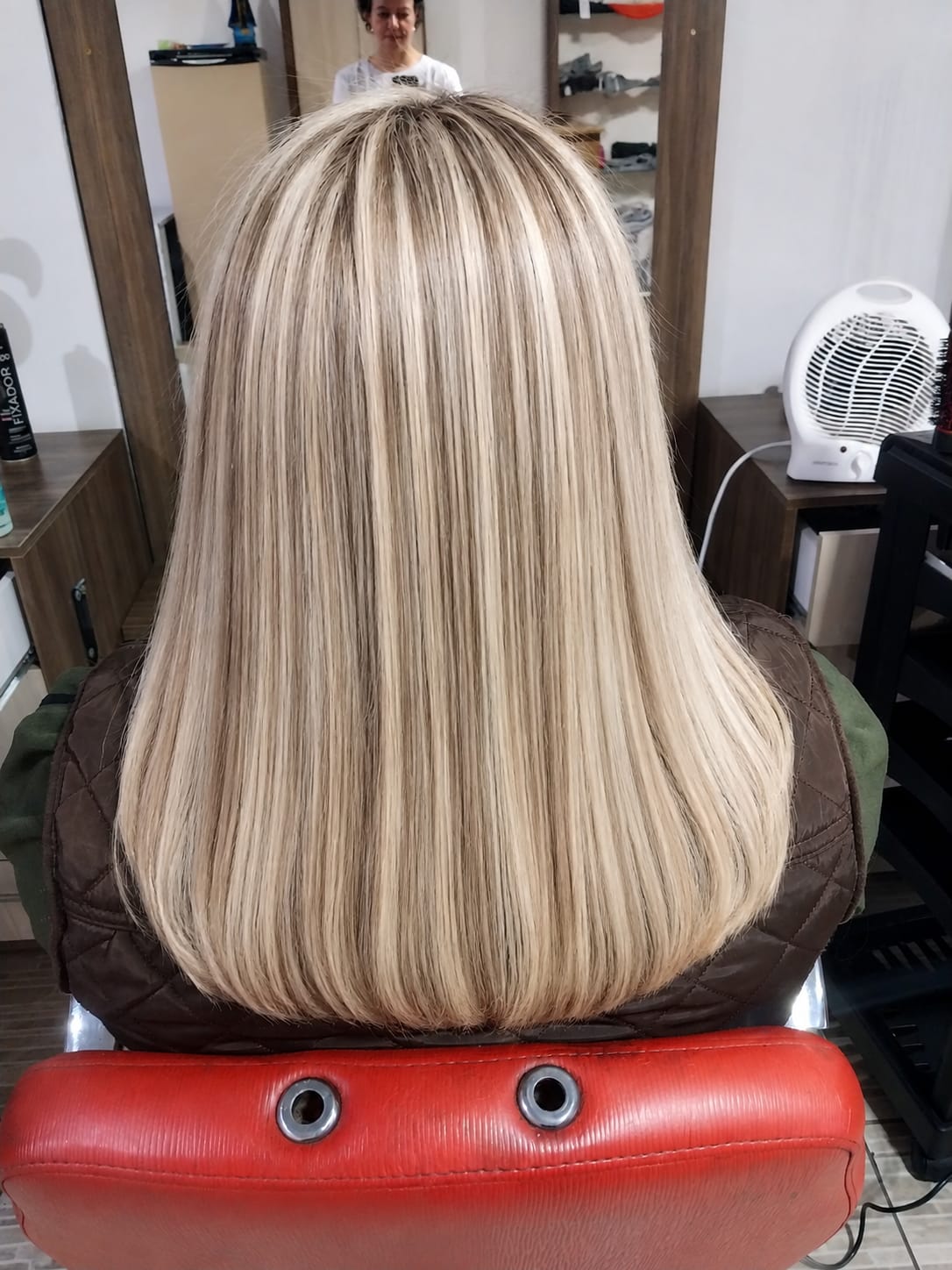 Cabelo loiro com mechas e luzes, resultado no salão