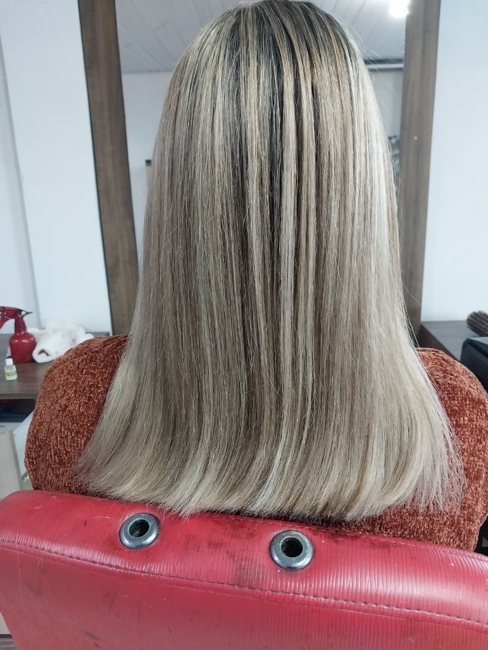 Cabelo loiro com mechas e raiz natural