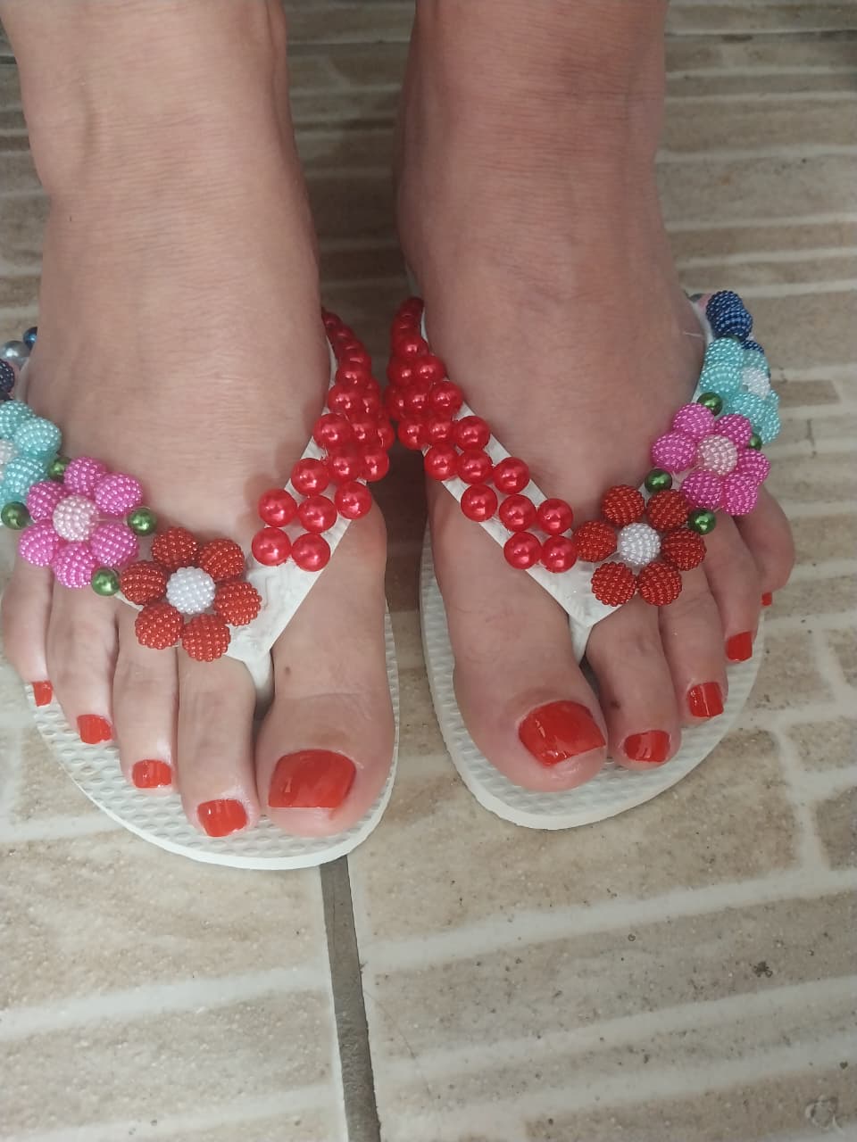 Chinelo branco colorido com flores de miçanga