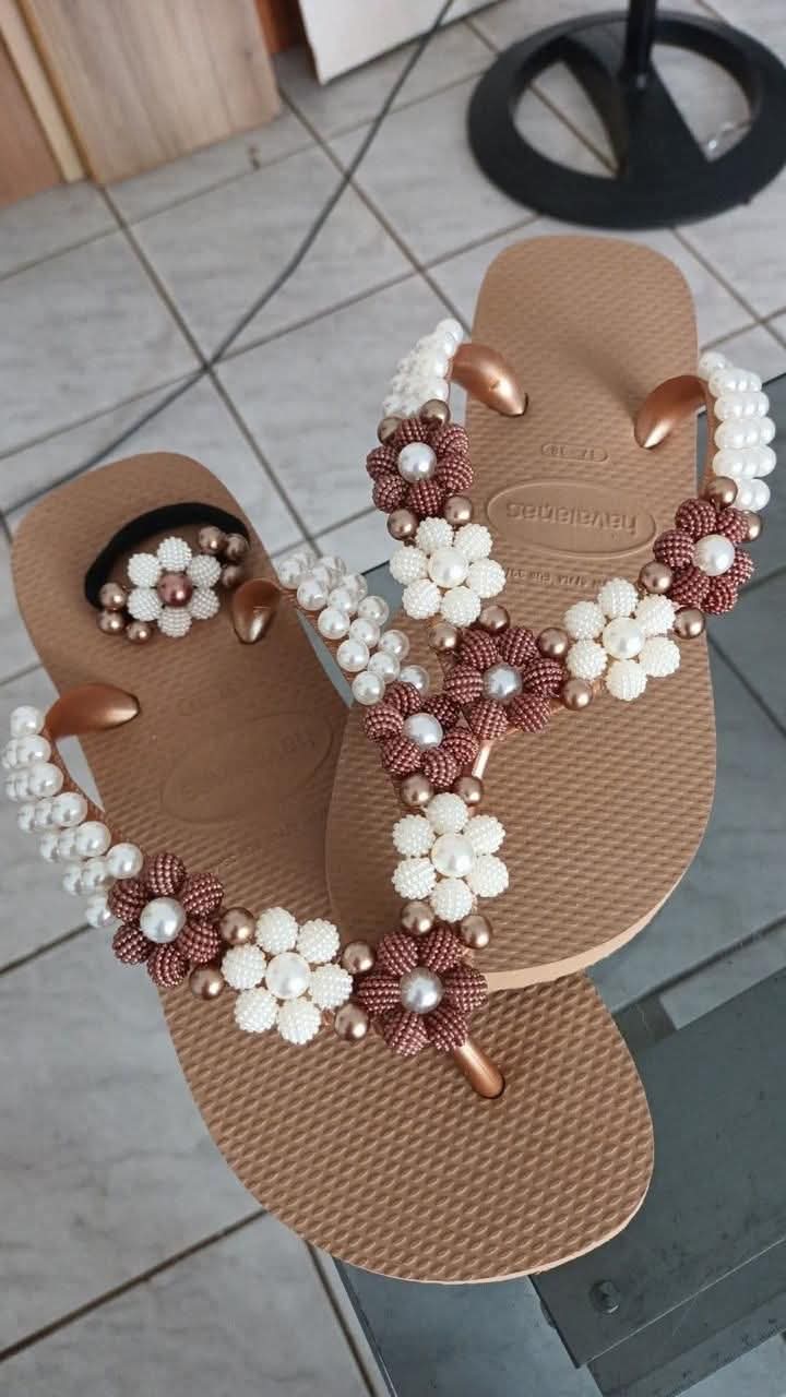 Chinelo bronze com flores de pérola