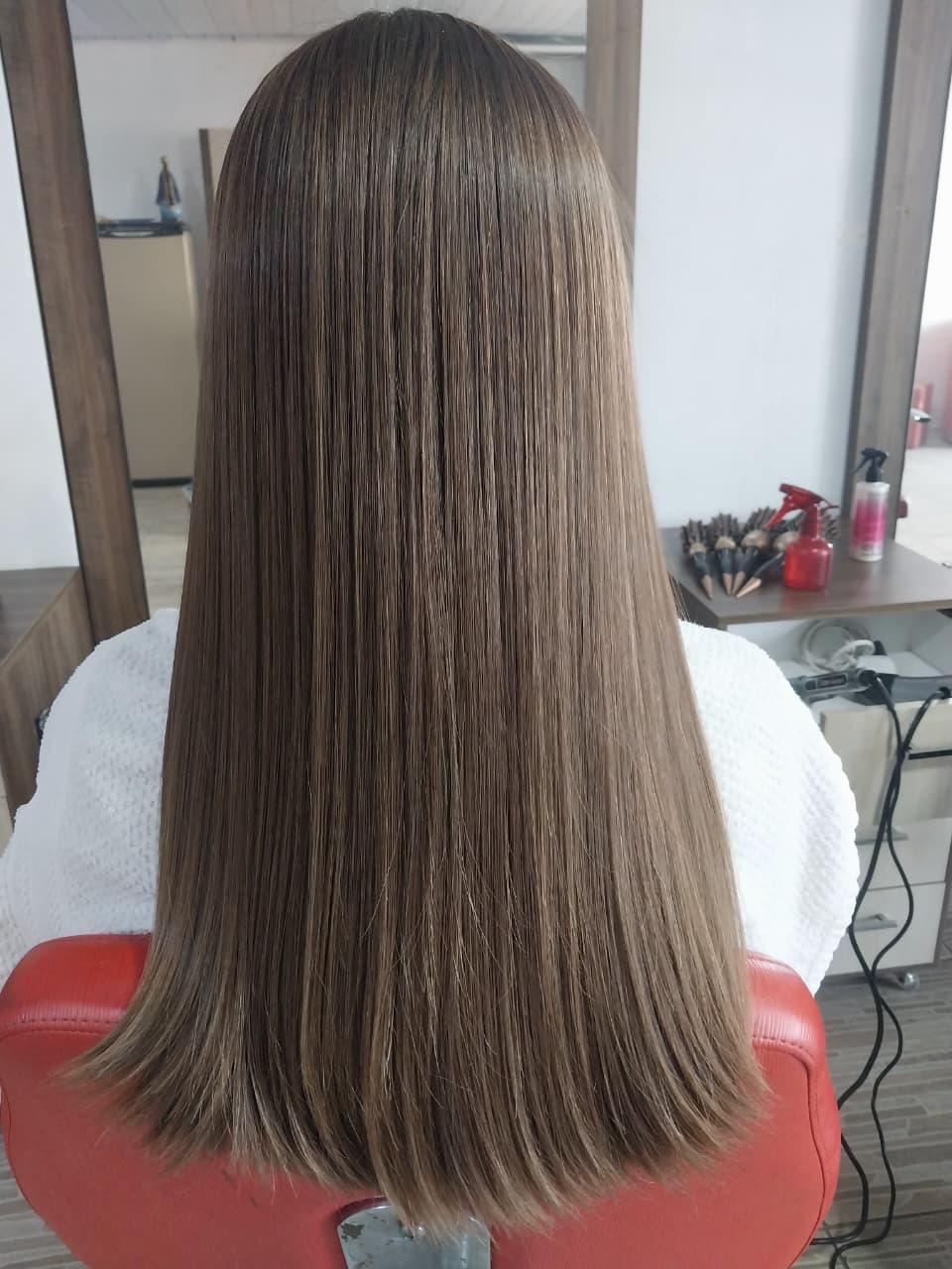 Cabelo liso e brilhante após procedimento no salão